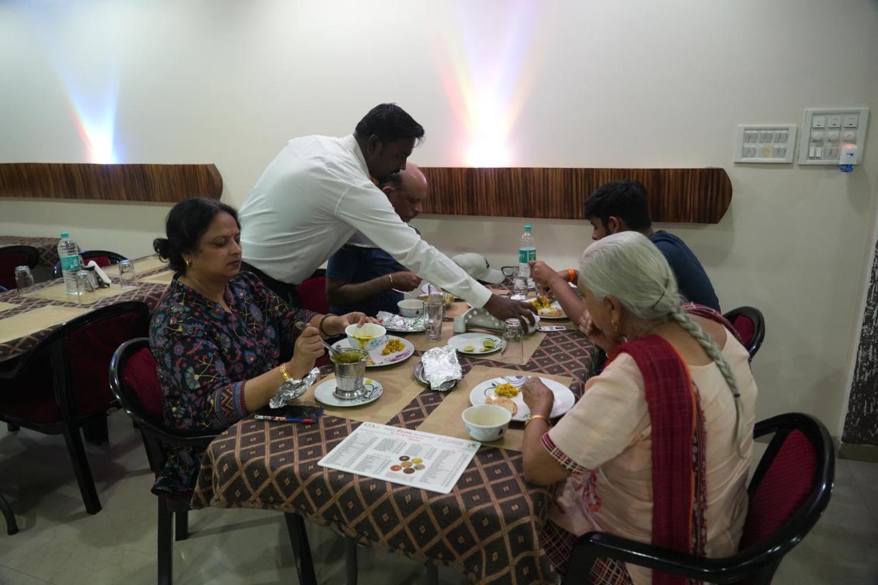 Hotel Avon International Aurangabad  Buitenkant foto