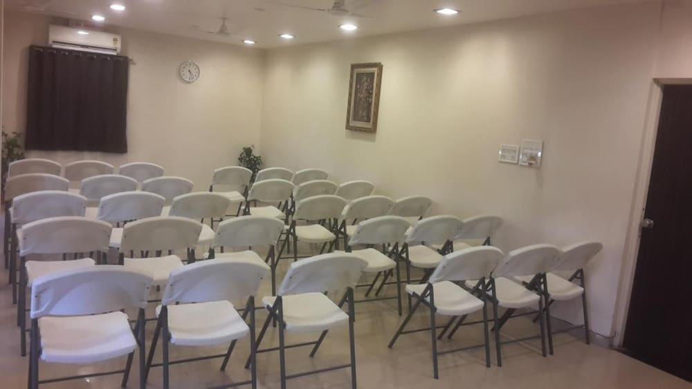 Hotel Avon International Aurangabad  Buitenkant foto